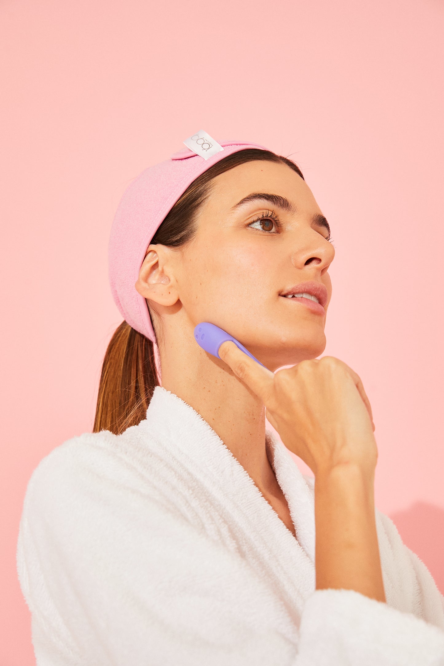 Facial cleansing brush for difficult areas