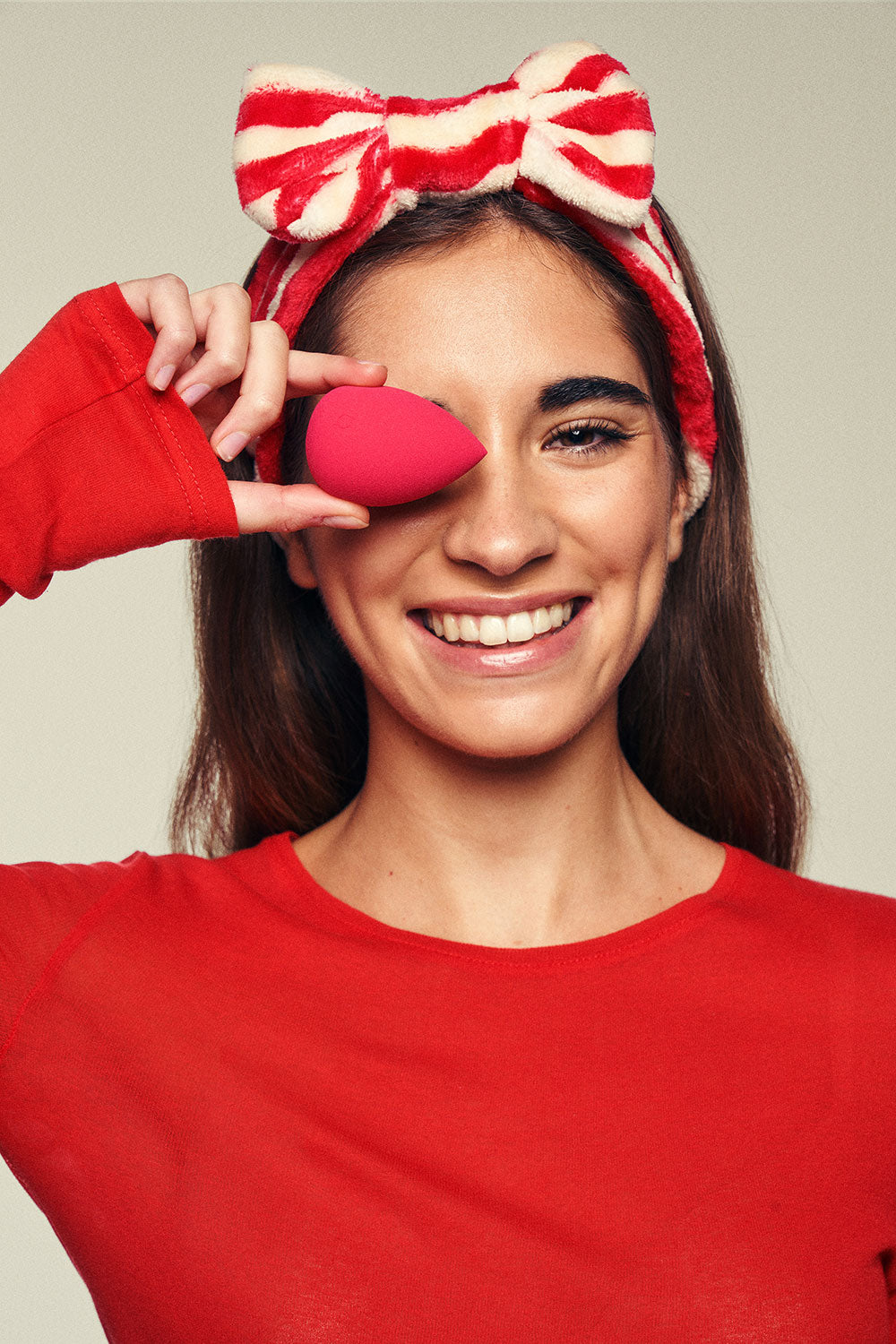 Teardrop-shaped makeup sponge